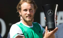 Le Français Lucas Pouille soulève le trophée après sa victoire face à l'Espagnol Feliciano Lopez en finale du tournoi de Stuttgart, le 18 juin 2018