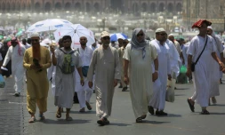 Des pèlerins musulmans marchent dans une rue de la ville sainte de la Mecque en Arabie saoudite avant le début du hajj annuel, le 18 août 2017