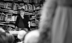 L'écrivain français Emmanuel CarrÚre lors de son discours sur scÚne lors du 27e festival littéraire "Les Correspondances" à Manosque, dans le sud-est de la France, le 27 septembre 2025