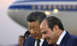 Le président chinois Xi Jinping (g) écoute son homologue égyptien Abdel Fattah al-Sissi à son arrivée sur le tarmac de l'aéroport international du Caire, le 1er septembre 2026