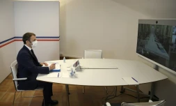 Le président français Emmanuel Macron président une réunion du conseil de défense depuis le Fort de Bregançon, Bormes-les-Mimosas, France, le 27 décembre 2021