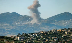 La fumée d'une frappe aérienne israélienne sur le sud du Liban, vue depuis l'autre côté de la frontière, en Haute Galilée, dans le nord d'Israël, le 19 juin 2026