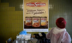 Un employé au travail dans une usine du groupe agroalimentaire William Saurin, le 20 décembre 2016 à Saint Thibault des Vignes (Seine-et-Marne)