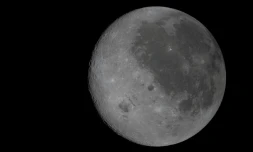 Image diffusée par la Nasa montrant une vue entièrement éclairée de la Lune, y compris le bassin Orientale et des parties de la face cachée invisibles depuis la Terre, le 6 avril 2026