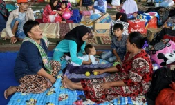 Des réfugiés évacués de l'île de Sebesi sont regroupés dans un centre d'hébergement à Kalianda, le 27 décembre 2018