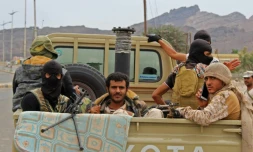Des combattants du mouvement séparatiste du Yémen du sud patrouillent dans une rue d'Aden, le 28 janvier 2018
