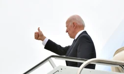 Le président américain Joe Biden embarque à bord d'Air Force One à Tulsa, dans l'Oklahoma, le 1er juin 2021
