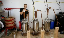 Nader Muaddi produit de l'arak artisanal dans sa cave, le 16 juin 2019 Ă Beit Jala, en Cisjordanie