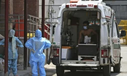Un homme attend dans une ambulance devant l'entrée de l'unité réservée aux patients atteints du coronavirus de l'hôpital Lok Nayak Jai Prakash, le 11 juin 2020 à New Delhi, en Inde