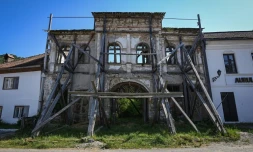 La façade d'une maison ancienne, dont l'intérieur s'est effondré, soutenue par des piliers en bois, le 13 juillet 2021
à Rosia Montana, dans l'ouest de la Roumanie 