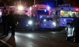 Des secours bloquent l'accès à Marjory Stoneman Douglas High School à Parkland, à 80 kms de Miami, en Floride, où a eu lieu une fusillade le 14 février 2018