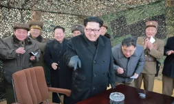Photo non datée publiée le 4 mars 2016 par l'agence officielle nord-coréenne KCNA montrant le dirigeant nord-coréen Kim Jong-Un (c) lors d'une inspection militaire