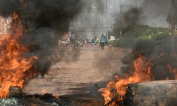 Des pneus en feu à Tampouy, dans la banlieue de Ouagadougou, lors d'une manifestation contre le projet de sortie de crise au Burkina Faso présenté par la médiation ouest-africaine, le 21 septembre 2015