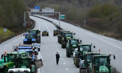Des agriculteurs manifestent sur l'A16, Ă Amblainville, dans l'Oise, le 26 janvier 2024