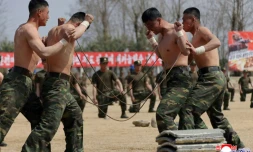 Photo diffusée par l'agence nord-coréenne KCNA, le 5 avril 2025, de soldats nord-coréens à l'entraînement dans un lieu indéterminé, le 4 avril 2025