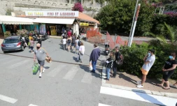 Des gens font la queue pour acheter des cigarettes du cÎté italien à la frontiÚre franco-italienne prÚs de Menton le 3 juin 2020 alors que l'Italie rouvre ses frontiÚres avec l'Europe