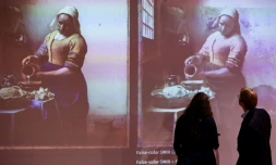 Le tableau "La Laitière" du maître néerlandais du XVIIe siècle Johannes Vermeer projeté sur écran au Rijksmuseum d'Amsterdam le 8 septembre 2022