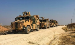 Des véhicules de l'armée turque stationnés au bord d'une route dans l'attente des patrouilles conjointes avec les Russes, le 1er novembre 2019 dans le nord-est de la Syrie