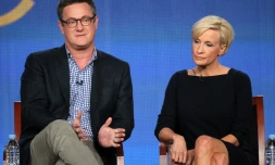 Les journalistes Joe Scarborough (G) et Mika Brzezinski à Pasadena (Californie), le 6 janvier 2012