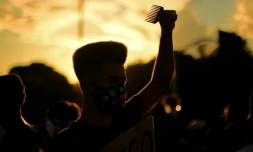 Un manifestant d'un rassemblement anti-racisme à Rio de Janeiro le 7 juin 2020, porte un masque de protection contre le nouveau coronavirus