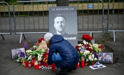 Hommage à l'opposant russe mort en détention Alexei Navalny devant l'ambassade de Russie, à Bucarest, le 18 février 2024