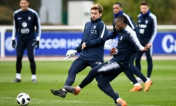 L'attaquant Antoine Griezmann à la lutte avec le milieu de terrain Blaise Matuidi lors d'un entraßnement de l'équipe de France à Clairefontaine, le 25 mars 2018
