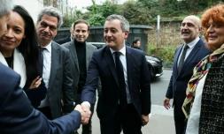 Le ministre de la Justice Gérald Darmanin aux côtés du président du palais de justice de Paris Stéphane Noël (deuxième à droite) et de la procureure de Paris Laure Beccuau (à droite) alors qu'il arrive pour une visite au tribunal, le 29 décembre 2024