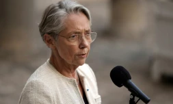 La Première ministre Elisabeth Borne prend la parole après avoir reçu les représentants des groupes politiques à Matignon, à Paris le 3 juillet 2023 