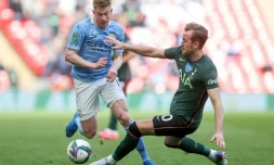 Le milieu de terrain belge de Manchester City, Kevin De Bruyne, est taclé par l'attaquant de Tottenham, Harry Kane, lors de la finale de la Coupe d'Angleterre, le 25 avril 2021 au Stade de Wembley à Londres