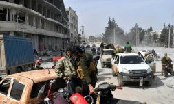 Des supplétifs syriens des forces turques se rassemblent dans la ville d'Afrine, dans le nord-ouest de la Syrie, le 18 mars 2018