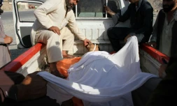 Des hommes transportent un autre homme tué dans un attentat dans l'est de l'Afghanistan, le 11 septembre 2018