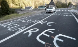 "La guerre est déclarée" peut-on lire sur les routes de Sarrance dans la vallée de l'Aspe, avant l'introduction d'une ourse dans les Pyrénées-Atlantique le 3 octobre 2018