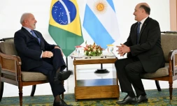 Le président brésilien Luiz Inácio Lula da Silva (g.) s'entretient avec le nouvel ambassadeur argentin au Brésil, Guillermo Daniel Raimondi, lors d'une rencontre au palais du Planalto à Brasilia, le 14 novembre 2024
