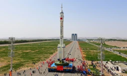 Une fusée embarquant le vaisseau spatial Shenzhou-16 est transportée vers la zone de lancement au Centre de lancement de satellites de Jiuquan, en Chine, le 22 mai 2023