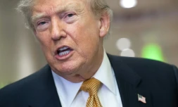 Le président américain Donald Trump parle aux journalistes à bord de l'Air Force One, le 8 juillet 2026