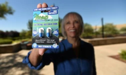 MaryLou Molinaro, co-fondatrice d'un club de cannabis en Californie, exhibe un médicament à base de marijuana, le 21 juin 2018