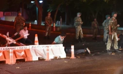 Des soldats détiennent des policiers au bord d'une route à Istanbul le 15 juillet 2016