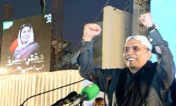 L'ancien président Asif Ali Zardari, époux de la défunte Benazir Bhutto, salue ses partisans lors d'un meeting de campagne, le 27 décembre 2023 à Garhi, au Pakistan 