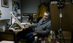 Le caricaturiste bulgare Hristo Komarnitski dans son bureau à Sofia, le 6 décembre 2017