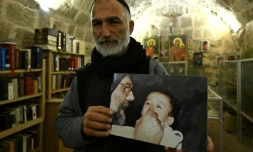 Le père Jihad Youssef tient un portrait du père Pablo au monastère Deir Mar Moussa al-Habachi à Nabek dans le nord de la Syrie, le 8 février 2025