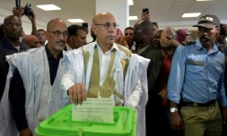 Le candidat du pouvoir à la présidentielle en Mauritanie,  Mohamed Ould Ghazouani, dépose son bulletin dans l'urne, le 22 juin 2019 à Nouakchott