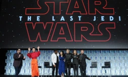 Josh Gad, Daisy Ridley, Kelly Marie Tran, Mark Hamill, Katheen Kennedy et Rian Johnson lors de la d'une table-ronde à Orlando, en Floride pendant la convention "Star Wars Celebration", le 14 avril 2017