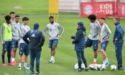 Le coach Hansi Flick, au centre de la photo, s'adresse Ă ses joueurs du Bayern Munich lors d'une session d'entraĂźnement le 5 mai 2020, Ă Munich.