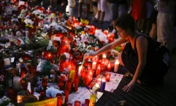 Des gens déposent des fleurs, messages et bougies en hommage aux victimes des attentats de Barcelone et Cambrils sur les Ramblas le 22 août 2017