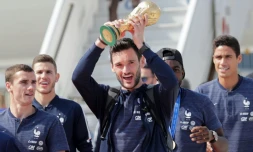Le capitaine et gardien de l'équipe de France Hugo Lloris brandit la Coupe du monde, à l'arrivée à Roissy le 16 juillet 2018