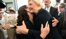 La leader du RN Marine Le Pen embrasse une militante à Hénin-Beaumont, dans le Pas-de-Calais, le 19 juin 2022