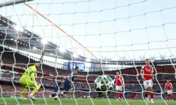Le gardien d'Arsenal David Raya regarde le ballon dans son but après l'ouverture du score par Ousmane Dembélé en demi-finale aller de Ligue des champions, le 29 avril 2025 à Londres 