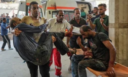 Des Palestiniens blessés sont transportés à l'hÎpital Nasser de Khan YounÚs, dans le sud de la bande de Gaza, le 9 juillet 2024, aprÚs une frappe meurtriÚre sur une école proche