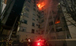 Photo fournie par la BSPP de l'intervention des pompiers dans l'immeuble en flammes de la rue Erlanger, dans le XVIe arrondissement de Paris, le 5 février 2019