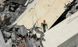 Les services de secours italiens fouillent les décombres du viaduc effondré à Gênes, le 14 août 2018